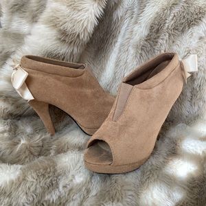 Cinderella of Boston beige suede heels